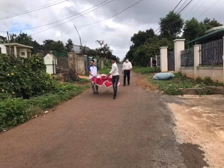 Để chắc cú hơn thì "ship" bàn tiệc cưới đến tận nhà, gia đình nào tự ăn tại nhà đó để đảm bảo an toàn trong mùa dịch bệnh.