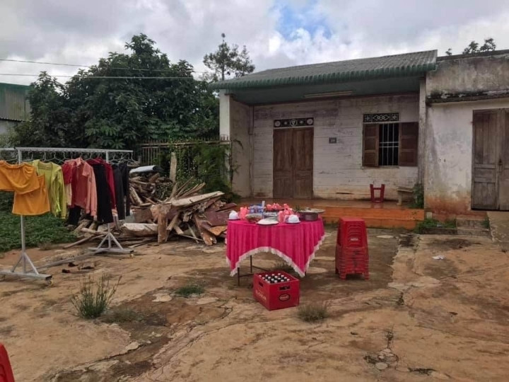 Hình ảnh "ăn cưới tại gia" thời COVID-19 khá quen thuộc với cư dân mạng thời điểm này.