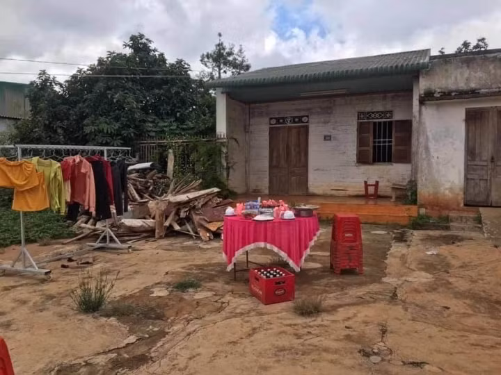 Hình ảnh "ăn cưới tại gia" thời COVID-19 khá quen thuộc với cư dân mạng thời điểm này.