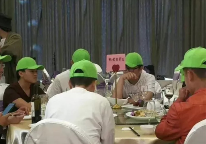 Các thanh niên chơi hẳn mũ đồng phục để tăng thêm phần nổi bật, phòng trường hợp nhiều người không biết đây là hội người yêu cũ cô dâu.