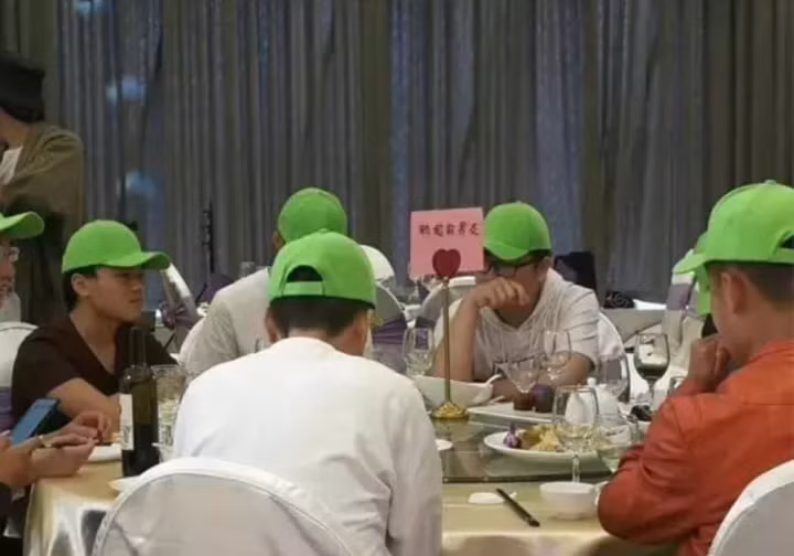 Các thanh niên chơi hẳn mũ đồng phục để tăng thêm phần nổi bật, phòng trường hợp nhiều người không biết đây là hội người yêu cũ cô dâu.