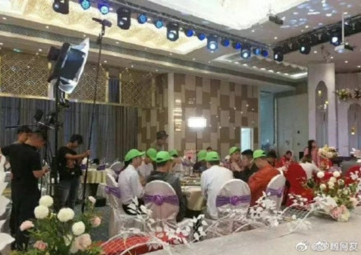 Cái kết của việc mời người yêu cũ đến dự tiệc cưới lại còn xếp chung bàn.