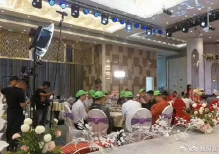 Cái kết của việc mời người yêu cũ đến dự tiệc cưới lại còn xếp chung bàn.