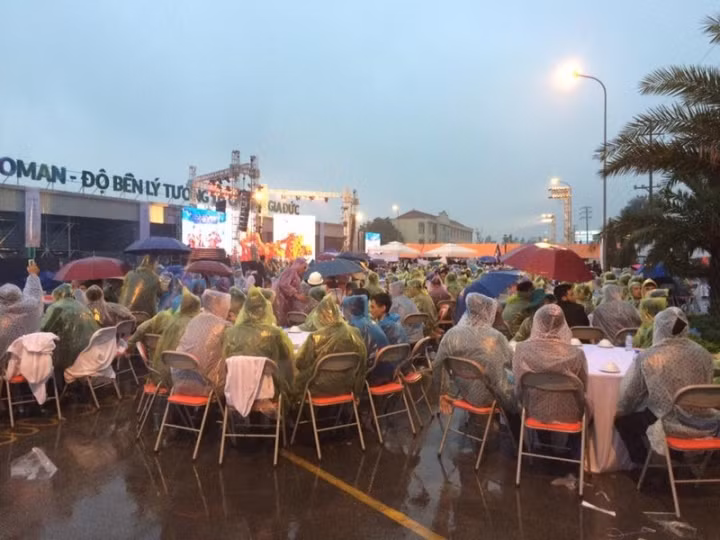 Dân chơi sợ gì mưa rơi, mưa thì mưa nhưng tiệc cưới vẫn phải ăn.