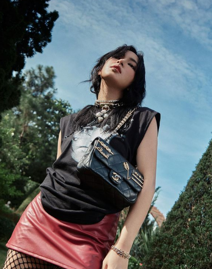 Bất chấp chiều cao khiêm tốn, nhưng bù lại Châu Bùi có một thân hình vòng nào ra vòng nấy, quyến rũ và đầy sức sống.