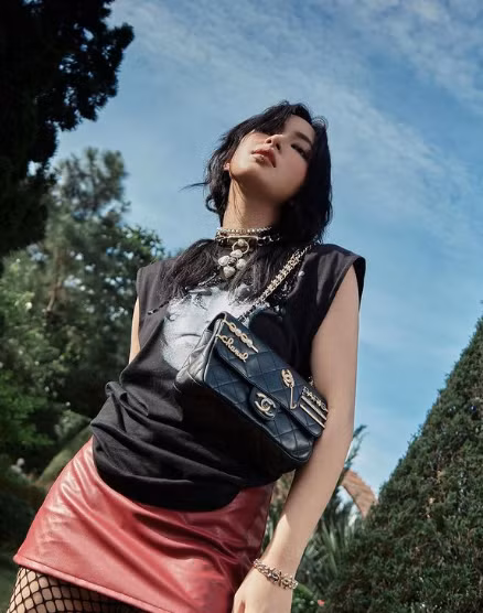 Bất chấp chiều cao khiêm tốn, nhưng bù lại Châu Bùi có một thân hình vòng nào ra vòng nấy, quyến rũ và đầy sức sống.