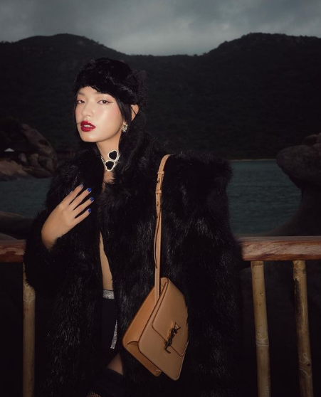 "Bạn gái tin đồn" Binz - Châu Bùi là một trong những fashionista có thể "cân" nhiều bộ cánh từ hàng hiệu xa xỉ cho đến những bộ đồ streetwear hầm hố.