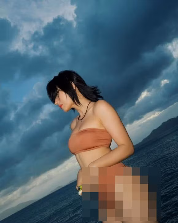 Đi du lịch nghỉ dưỡng, Châu Bùi không quên tung loạt ảnh bikini hai mảnh khoe vóc dáng gợi cảm, không chút mỡ thừa.