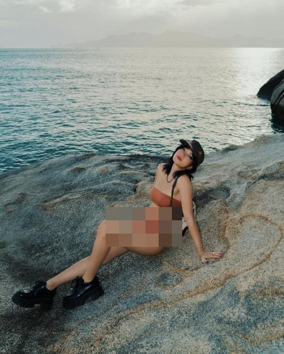 Lâu lâu mới diện bikini nóng bỏng khoe vóc dáng, nhưng mỗi lần đăng ảnh Châu Bùi luôn khiến netizen ngắm mãi không thôi.