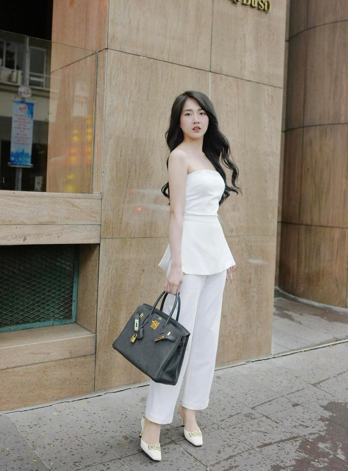 Thời gian qua, Kiều Trinh vướng tin đồn đang hẹn hò với em trai thiếu gia Phan Thành. Qua chi tiết cùng nuôi chung các chú cún cưng, có những khoảnh khắc ngọt ngào bên nhau của họ khiến netizen không khỏi đồn đoán.