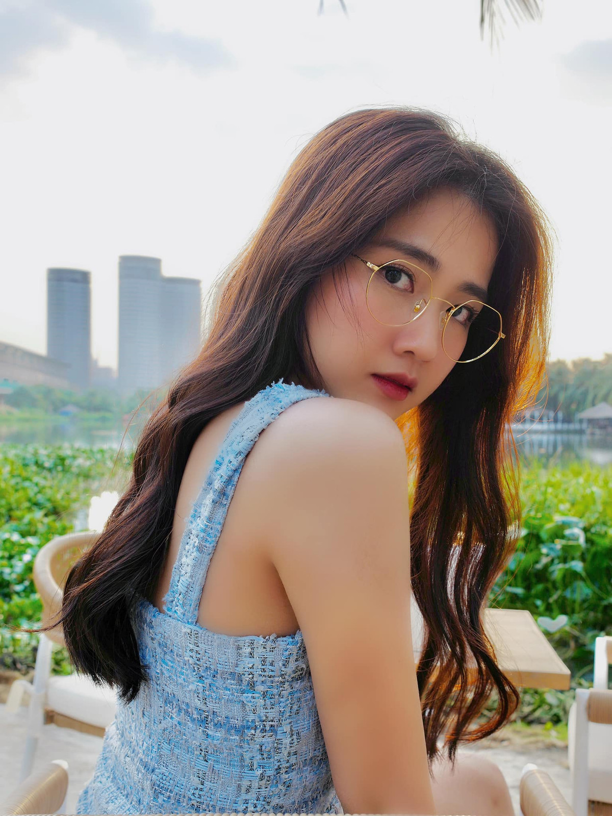 Ngoài ra, Kiều Trinh còn được biết đến với tên gọi “hot girl vườn đào” sau khi bức ảnh chụp cô diện áo dài truyền thống tại vườn đào được hãng thông tấn Reuters bình chọn là một trong 155 bức ảnh ấn tượng nhất năm 2016.