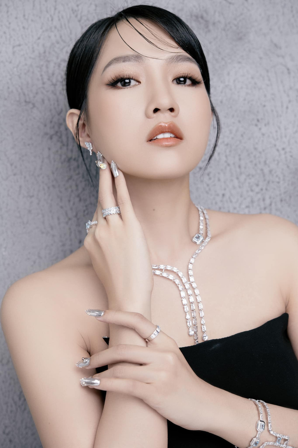 Trước đây, Kiều Trinh thường chỉ nhận lời tham gia những concept hình ảnh mang phong cách trong sáng, đáng yêu. Rất ít khi công chúng nhìn thấy Kiều Trinh trong hình ảnh gợi cảm như thế này.