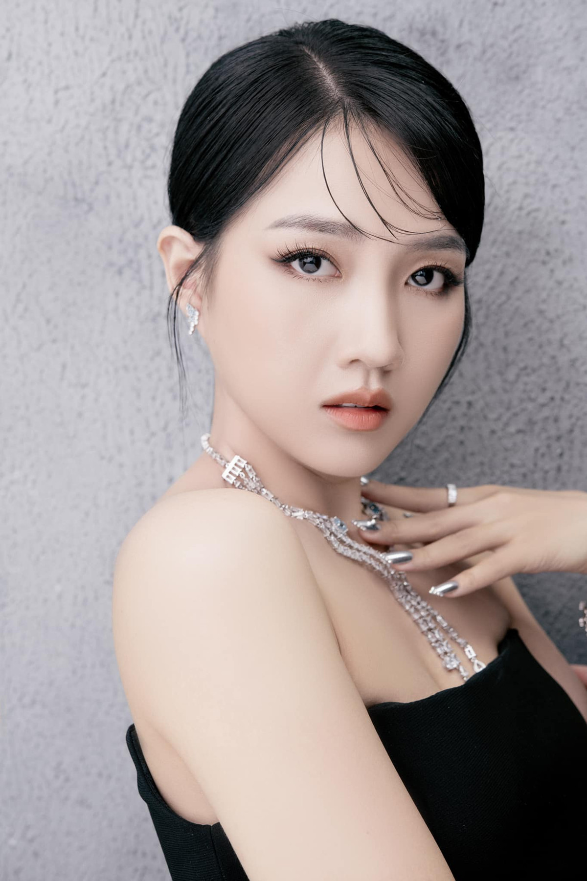 Kiều Trinh là diễn viên trẻ, đi lên từ hiện tượng mạng xã hội. Cô có một số vai diễn đáng chú ý trong phim "Em chưa 18", "Ông ngoại tuổi 30"...