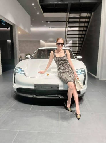 Chưa được bao lâu nữ đại gia quận 7 lại nhá hàng chiếc xe sang mới, khẳng định độ chịu chơi không ai bì kịp.