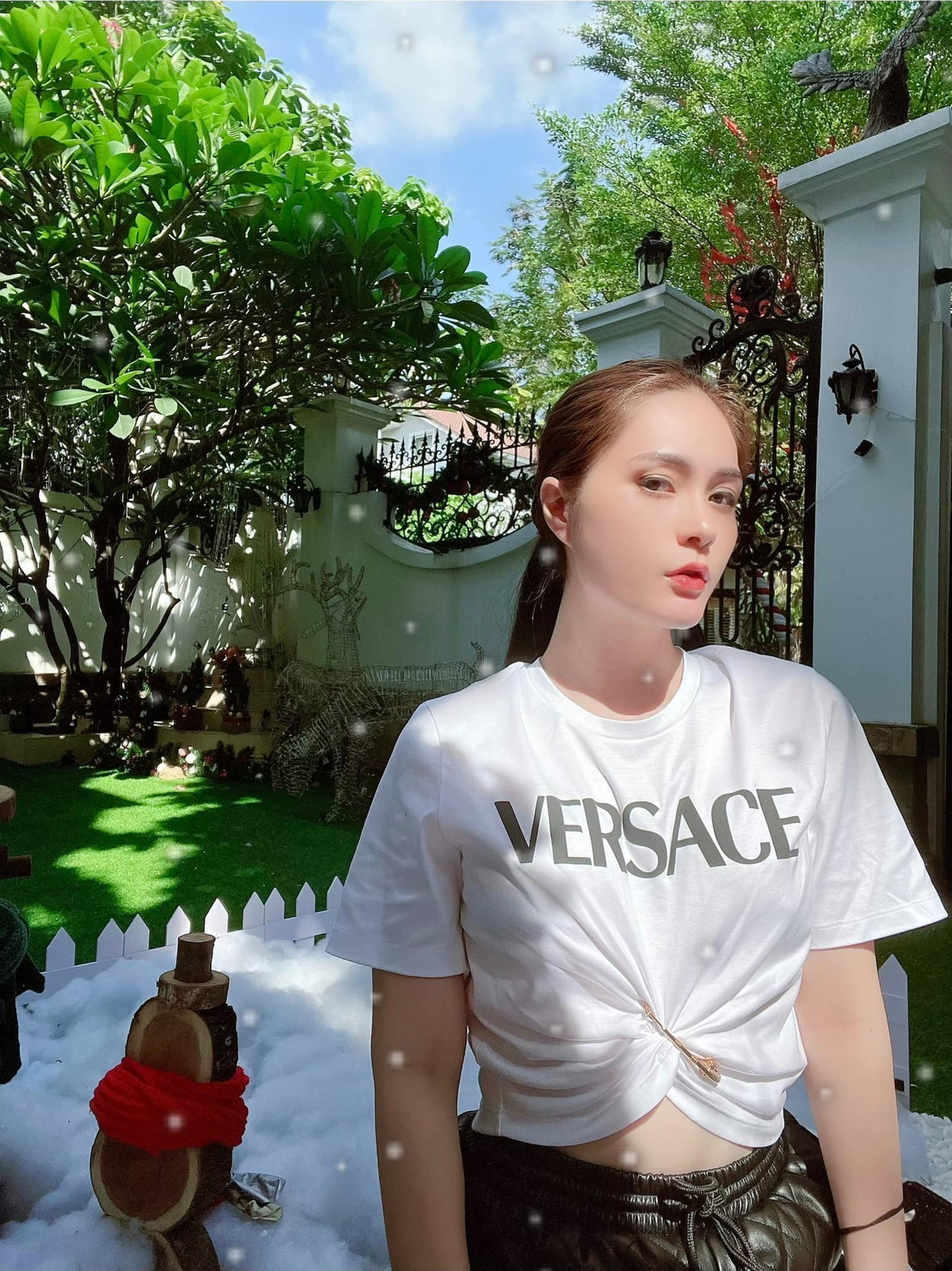 Bên cạnh đó, vợ chồng Đoàn Di Băng còn liên tục khiến thiên hạ trầm trồ khi khoe quả cực khủng tặng người thân, bạn bè.