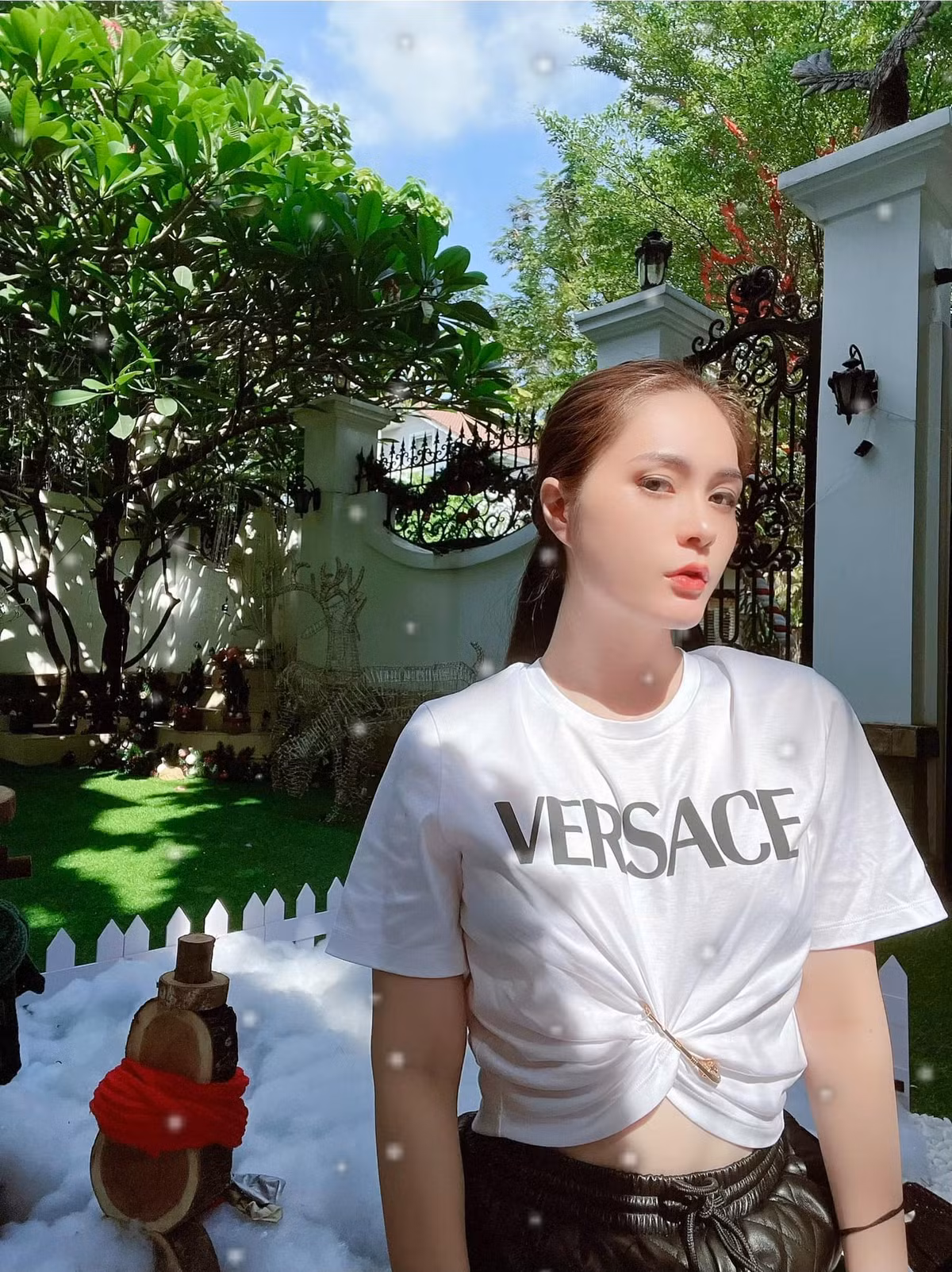 Bên cạnh đó, vợ chồng Đoàn Di Băng còn liên tục khiến thiên hạ trầm trồ khi khoe quả cực khủng tặng người thân, bạn bè.