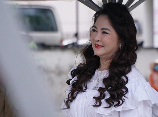 Tuy nhiên đến khi xuất hiện ngoài đời, gương mặt của nữ CEO lại hoàn toàn khác, bức ảnh không có filter mới thấy tuy ở tuổi ngũ tuần nhưng làn da của bà Hằng vẫn khá mịn màng, rất ít nếp nhăn.