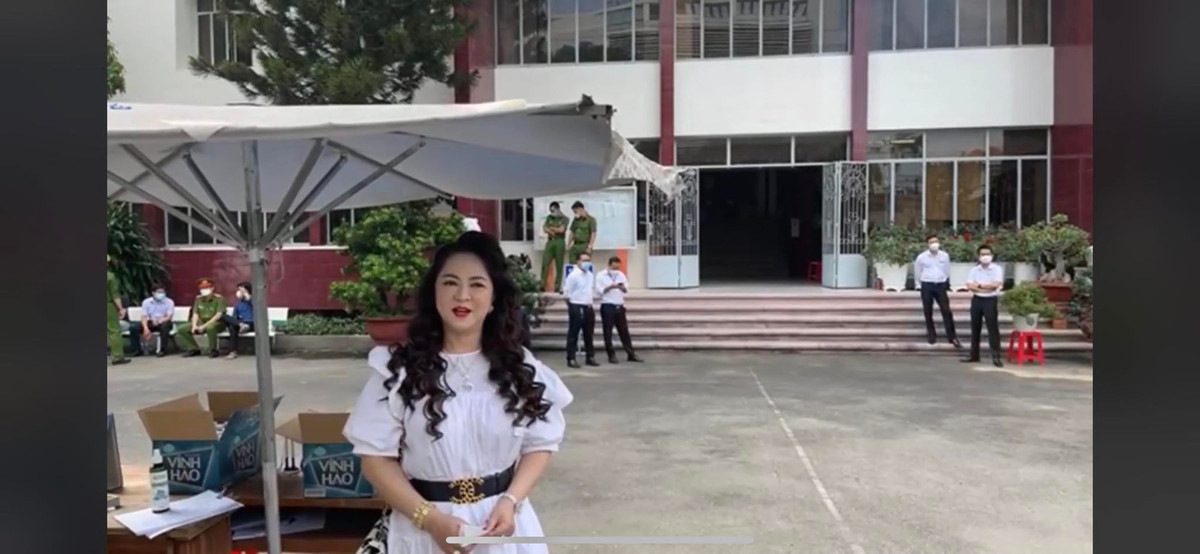 Xuất hiện tại nơi xét xử, bà Nguyễn Phương Hằng khiến nhiều người ngỡ ngàng vì hình ảnh khác xa khi livestream.