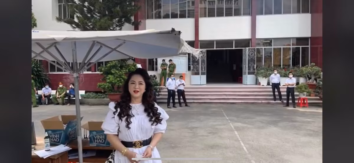 Xuất hiện tại nơi xét xử, bà Nguyễn Phương Hằng khiến nhiều người ngỡ ngàng vì hình ảnh khác xa khi livestream.