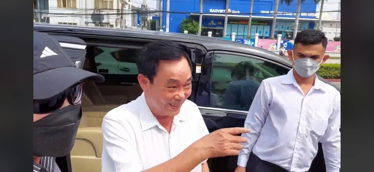 Chồng bà Phương Hằng cũng xuất hiện rạng rỡ tại tòa án, nhiều người qua đường đã quay lại khoảnh khắc đó và chia sẻ lên MXH.