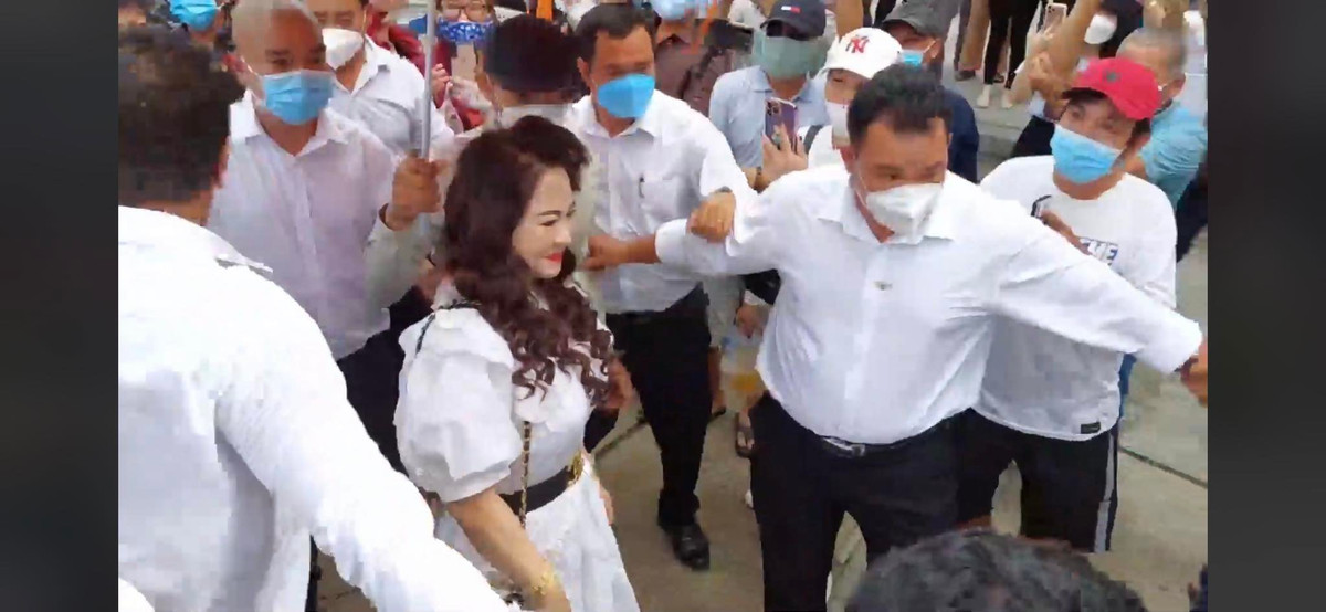 Qua một số khoảnh khắc được "team qua đường" ghi lại, vợ chồng bà Phương Hằng được săn đón như ngôi sao hạng A. Đến tòa án, nữ CEO Đại Nam diện chiếc váy xòe màu trắng, tóc thả bồng bềnh khác với những lần bà livestream.