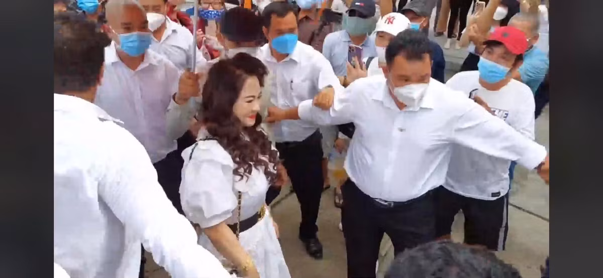 Qua một số khoảnh khắc được "team qua đường" ghi lại, vợ chồng bà Phương Hằng được săn đón như ngôi sao hạng A. Đến tòa án, nữ CEO Đại Nam diện chiếc váy xòe màu trắng, tóc thả bồng bềnh khác với những lần bà livestream.