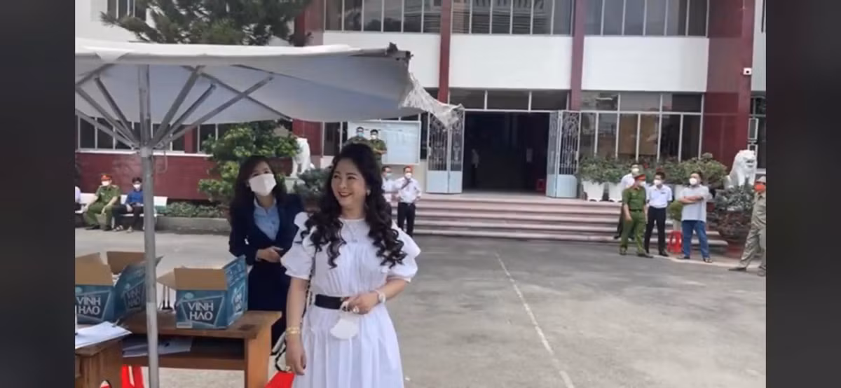 Mới đây, bà Phương Hằng cùng chồng đã xuất hiện tại Toà án nhân dân TP Thủ Dầu Một (Bình Dương), những khoảnh khắc của nữ CEO thu hút sự chú ý của người dân hiếu kì lẫn nhiều "streamer" đến để livestream.