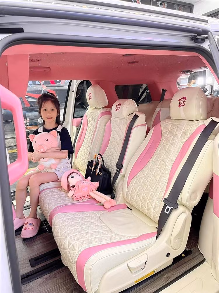 Khác với những món quà thông thường, lần này Đoàn Di Băng khiến người xem trầm trồ khi các rich kid nhí nhà mình check - in trong một siêu xe màu hồng. Theo người trong cuộc tiết lộ, đây là món quà vợ chồng cô tặng 3 con gái.