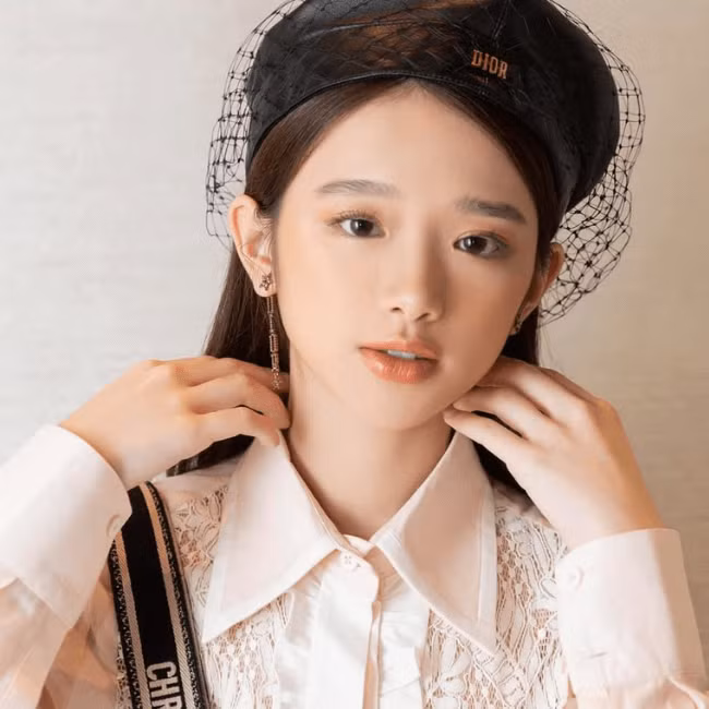 Từ một hot girl gây nhiều tranh cãi, gặp nhiều chỉ trích vì hình ảnh gợi cảm so với lứa tuổi, thời gian gần đây Linh Ka trong mắt cộng đồng mạng đã tích cực hơn nhiều.