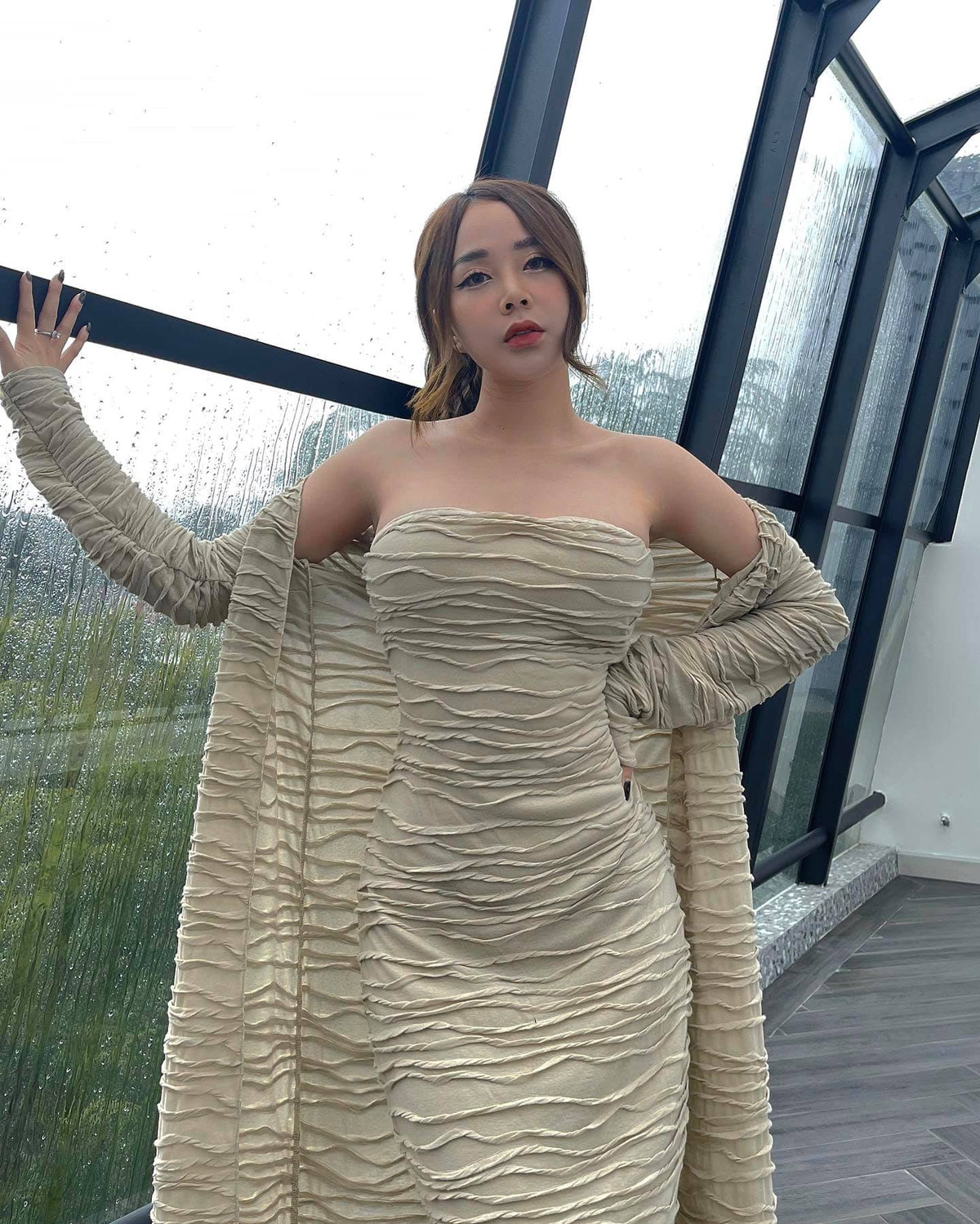 Lục Anh được khen ngợi vì theo đuổi phong cách gợi cảm nhưng không phô nhờ cách kết hợp khéo léo, lựa chọn góc pose an toàn.