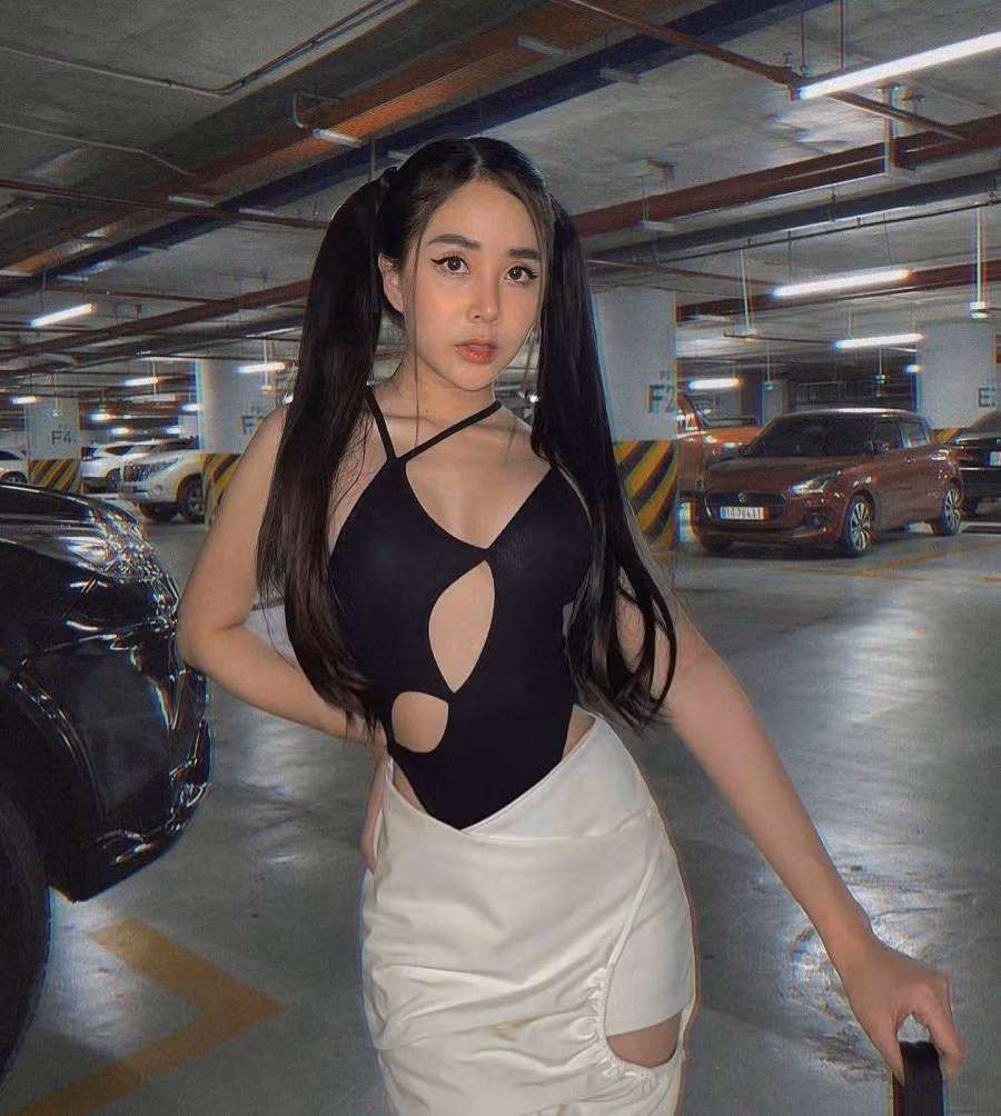 Nữ diễn viên 9x thường xuyên khoác lên mình những món đồ hàng hiệu, và đi ăn ở những nhà hàng cao cấp. Ảnh: FBNV