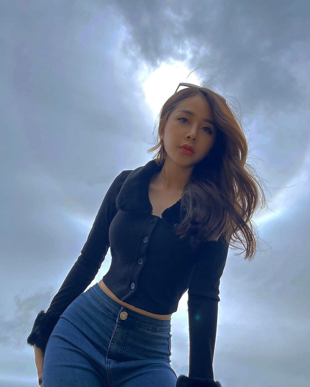 Là một hot girl, Lục Anh không tránh khỏi những bình luận khen chê từ cộng đồng mạng về phong cách thời trang, định hướng hình ảnh. Tuy nhiên, cô cho rằng "chín người mười ý" nên không thể bắt tất cả mọi người yêu thích mình.