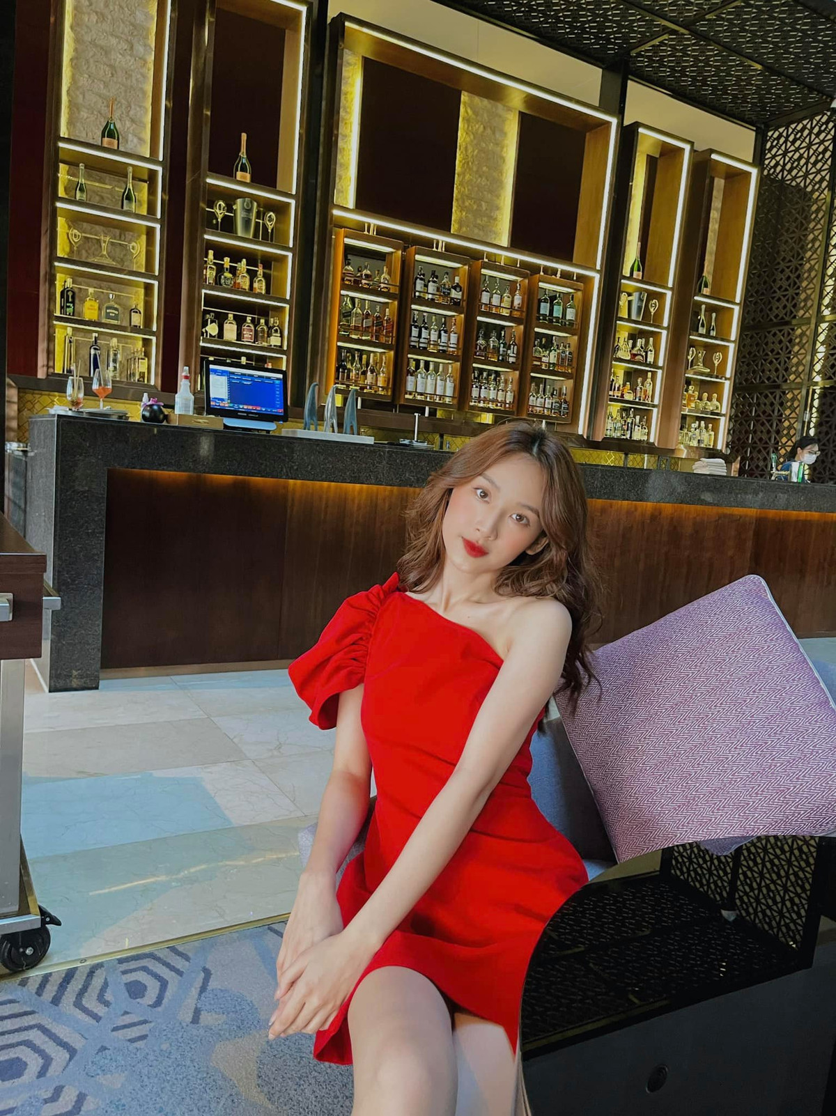 Hà Thương được mọi người yêu mến không chỉ bởi nhan sắc khả ái mà còn vì tính cách hòa đồng, thân thiện.