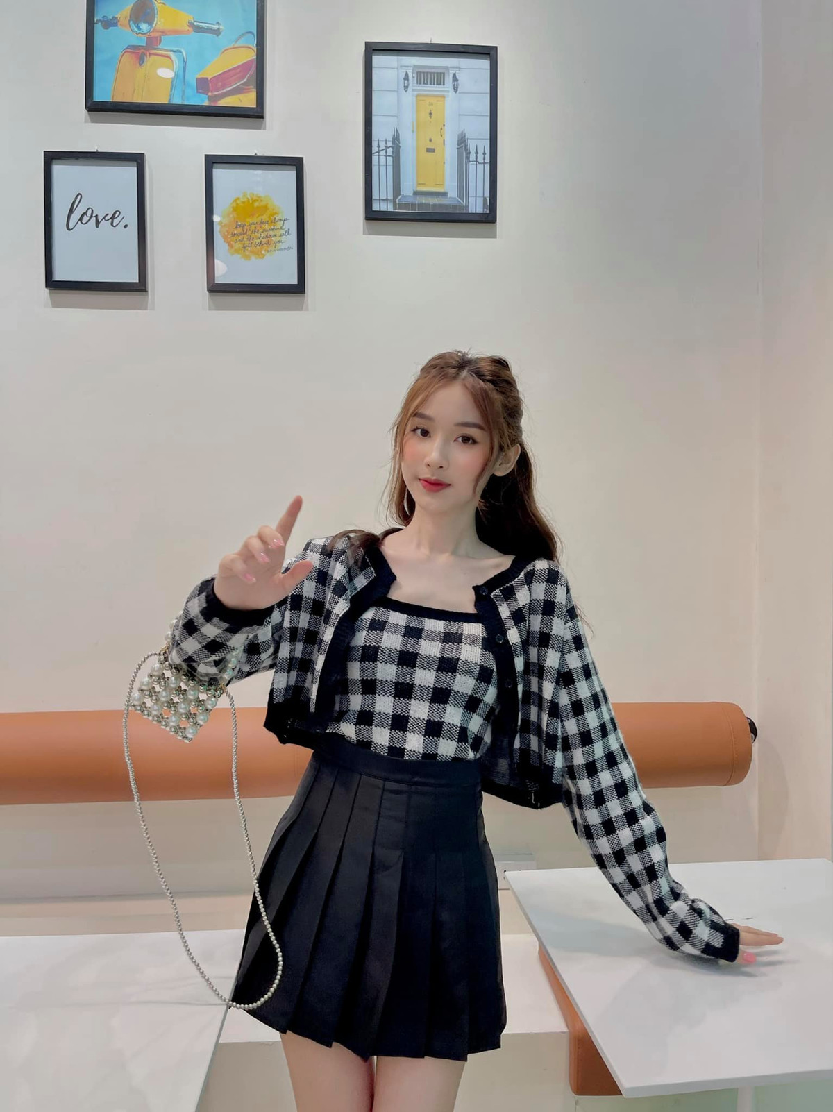 Phần lớn cộng đồng mạng đều mê mẩn trước vẻ đẹp “gieo thương nhớ” của Hà Thương mỗi lần xuất hiện.