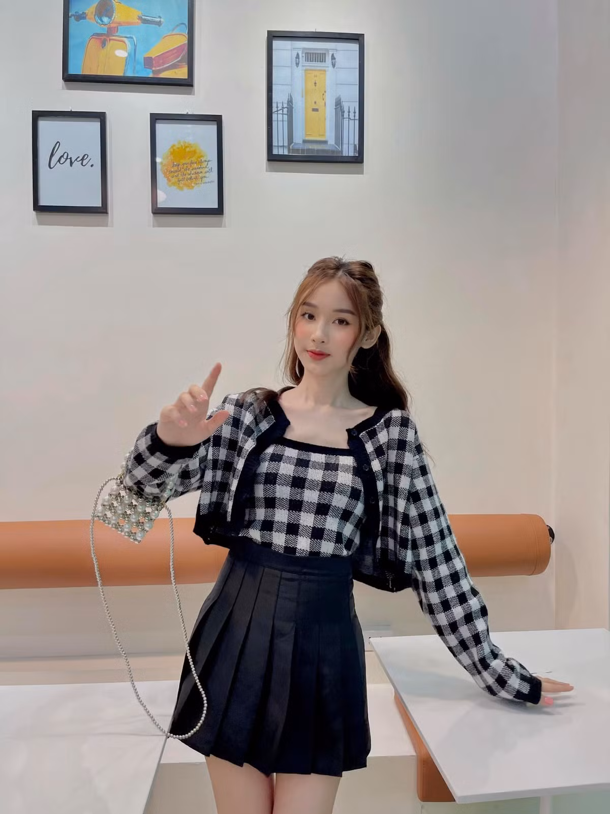 Phần lớn cộng đồng mạng đều mê mẩn trước vẻ đẹp “gieo thương nhớ” của Hà Thương mỗi lần xuất hiện.