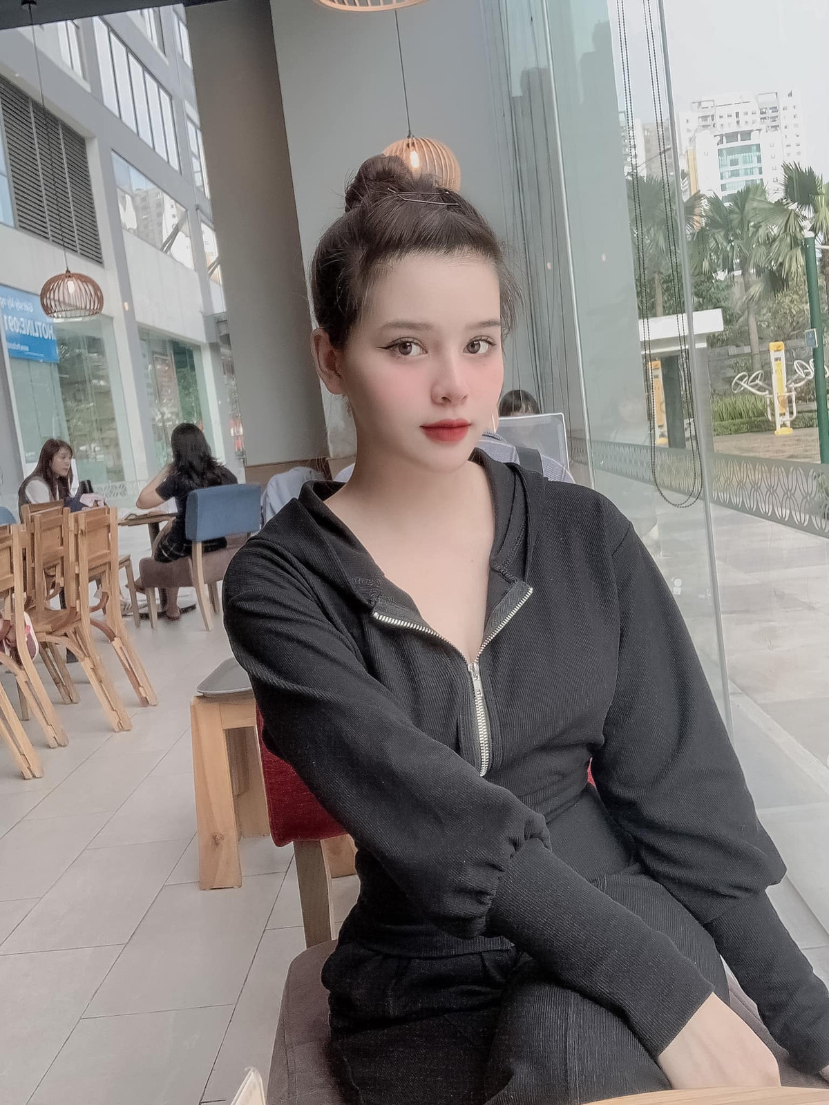 Hiện tại Phương Hoa lại nhận được rất nhiều sự ngưỡng mộ của mọi người về hành trình "lột xác" thành công của mình.