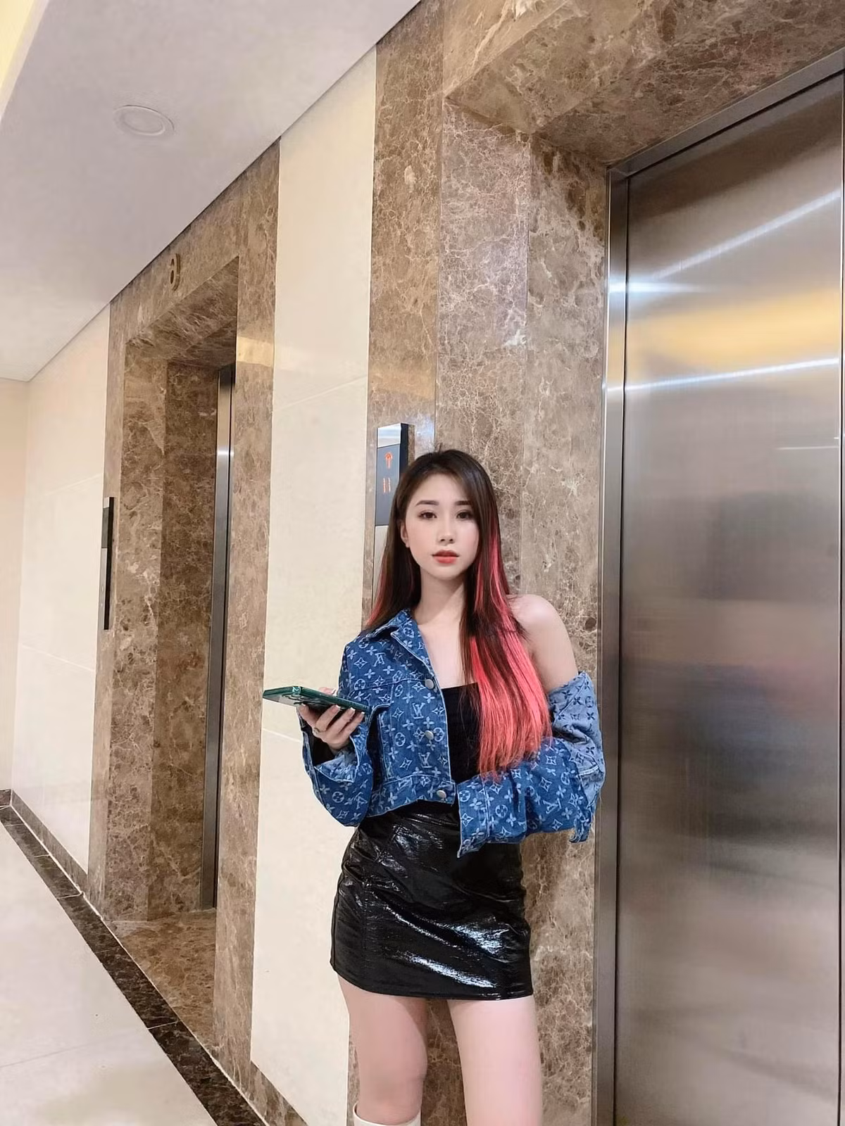 Dẫu chưa biết thực hư thế nào nhưng hàng loạt cư dân mạng đã tràn vào trang cá nhân của Tiểu Hý để bình phẩm, ném đá.