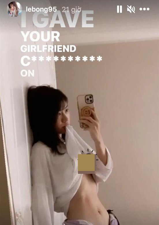 Hết vạch áo khoe chân ngực cho đến khoe nguyên vòng 3 phản cảm, TikToker triệu view này liên tục làm netizen ngán ngẩm.