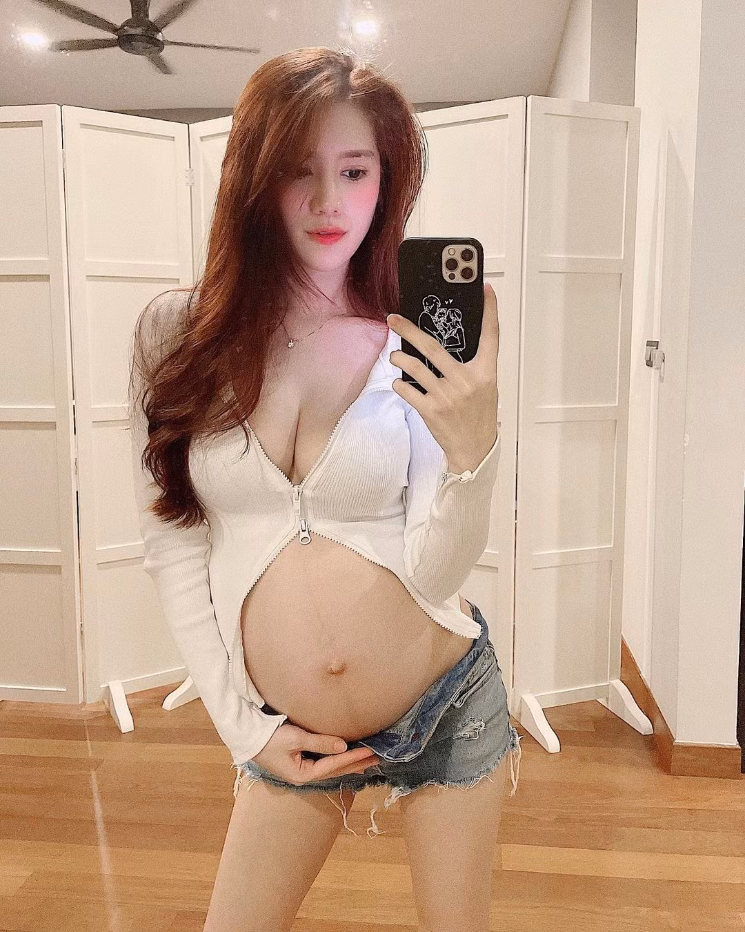 Người đẹp sinh năm 1990 đã kết hôn và sinh hai con nhưng vẫn xinh đẹp và quyến rũ.