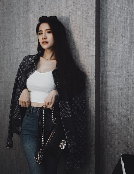 Với sự nổi tiếng trên mạng, cô nhận được nhiều hợp đồng quảng cáo về mỹ phẩm, thời trang.