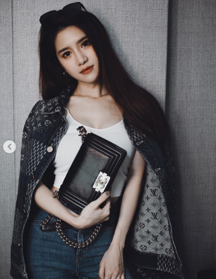 Để có khuôn mặt xinh đẹp vẫn được cư dân mạng ca ngợi là "búp bê sống", Quah Sue Theng thẳng thắn thừa nhận cô từng can thiệp dao kéo trên gương mặt, cụ thể là phần mũi.