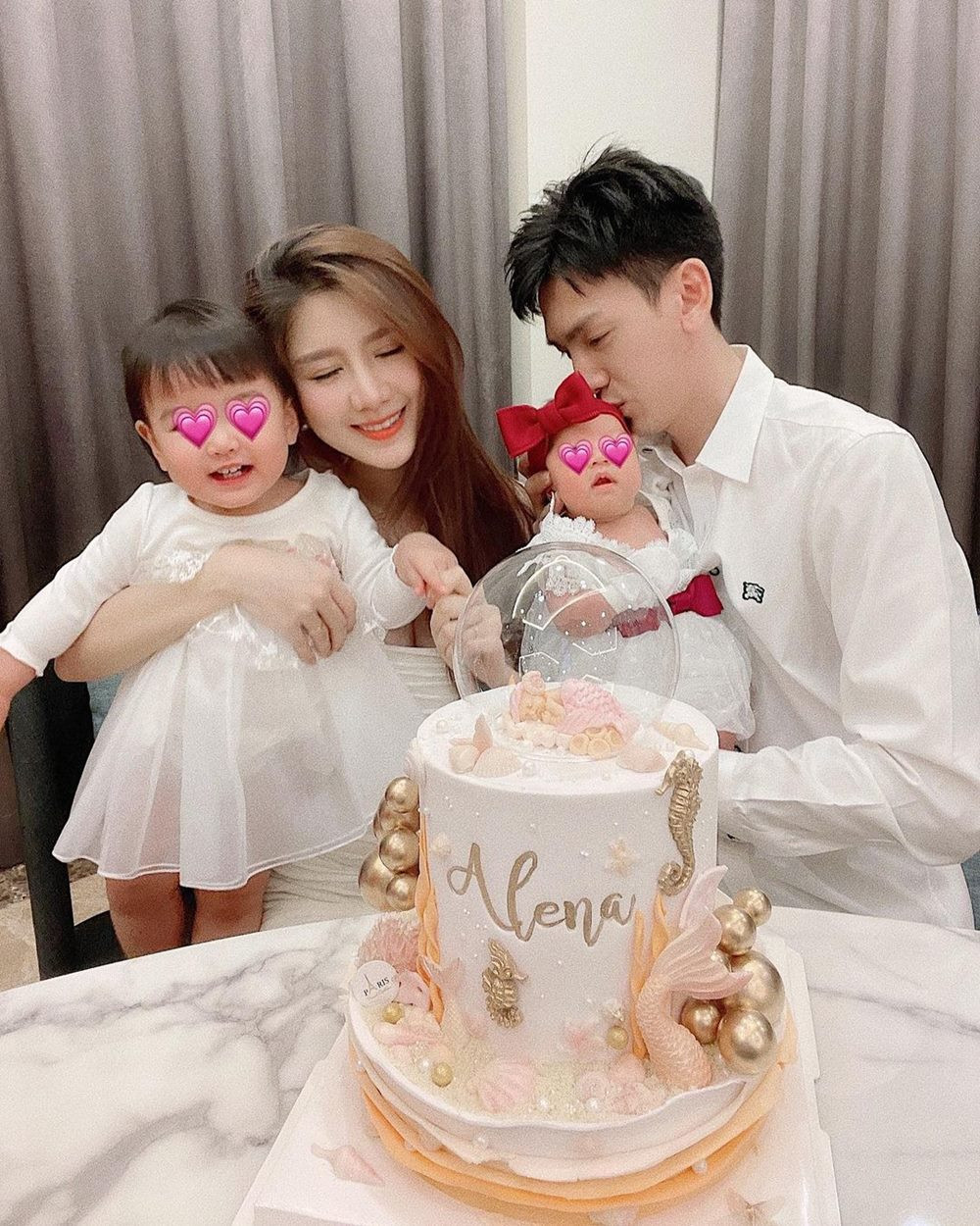 Sau khi nghỉ việc, lấy chồng và sinh con, người đẹp hàng không này chỉ tập trung kinh doanh. Dù vậy tên tuổi của cô vẫn được nhiều người nhắc đến nhờ vào sắc vóc trường tồn với thời gian.