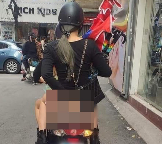 Một cô gái khác từng trở thành tâm điểm chỉ trích khi ngồi sau xe máy ăn mặc hớ hênh, để lộ vòng 3 phản cảm trên phố Hà Nội khiến nhiều người đỏ mặt quay đi. Ảnh: Tổng hợp