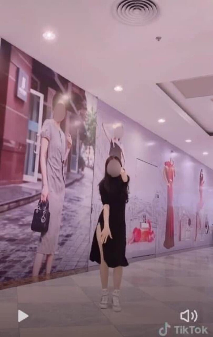 Trong đoạn clip, cô gái này ăn mặc phản cảm với chiếc váy xẻ tà cao quá mức kèm những điệu nhảy ưỡn ẹo, trong một số khoảnh khắc đã vô tình để lộ vòng 3, ai đi ngang nhìn thấy đều lắc đầu ngán ngẩm.