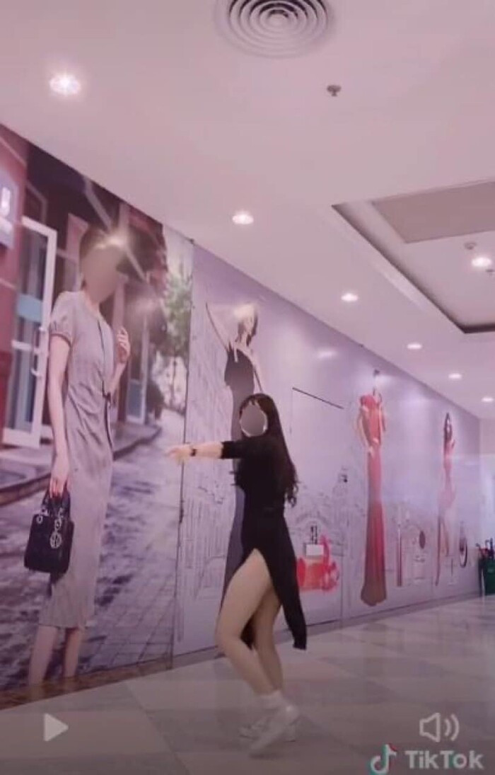 Mới đây, trên mạng xã hội TikTok lan truyền rộng rãi đoạn clip một gái xinh đứng thể hiện những động tác nhảy trên nền nhạc sôi động nhưng lại rất phản cảm, làm nhiều người "đỏ mặt".