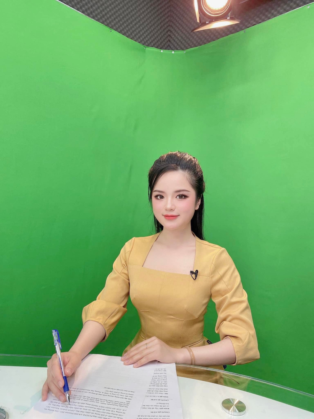 Hà Đan (sinh năm 1995) là nữ MC quen thuộc trên truyền hình. Cô được khán giả VTV biết đến khi dẫn dắt các chương trình như: Bay vào tương lai, Lắng nghe con yêu, Bốn mùa yêu thương...