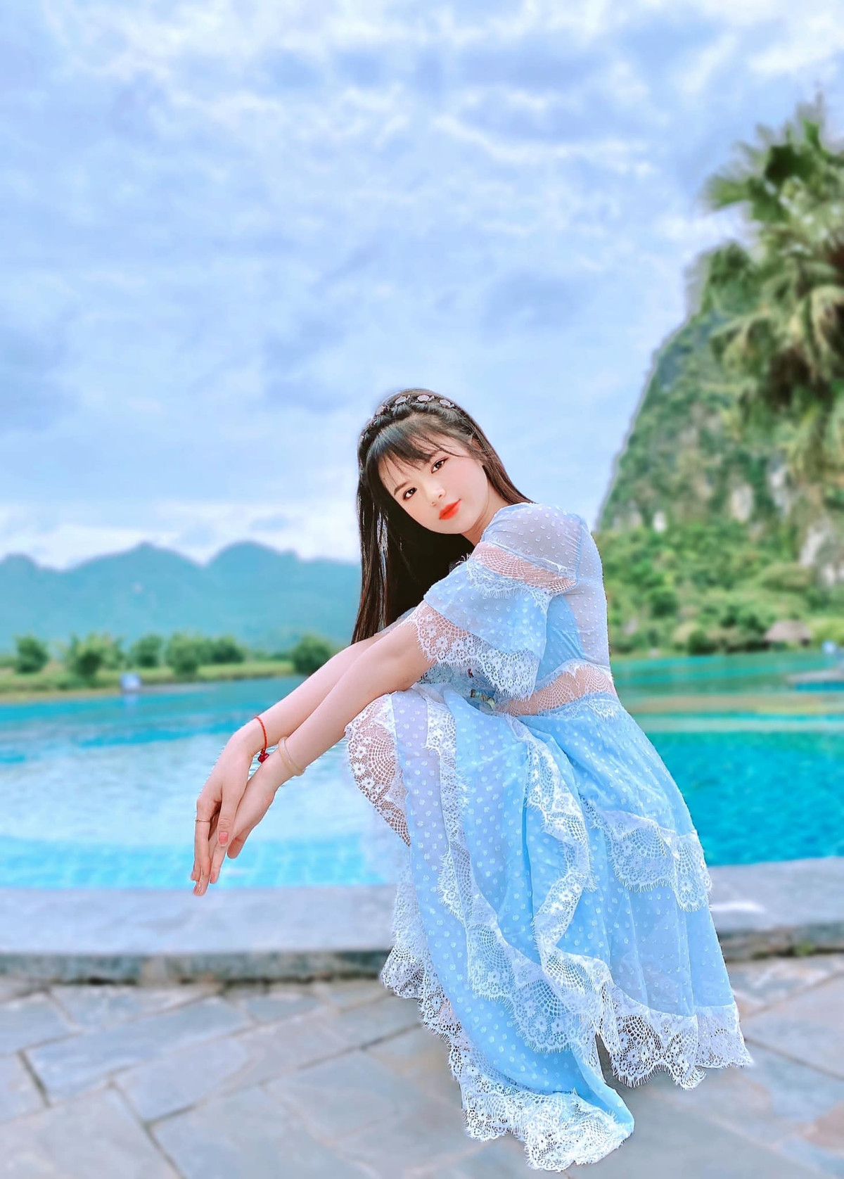 Nhờ chăm chỉ luyện tập và ăn uống khoa học nên Hà Đan giữ được sắc vóc tươi trẻ, tự tin chinh phục các phong cách táo bạo mà hiếm "nấm lùn" nào dám thử. Ảnh: FBNV