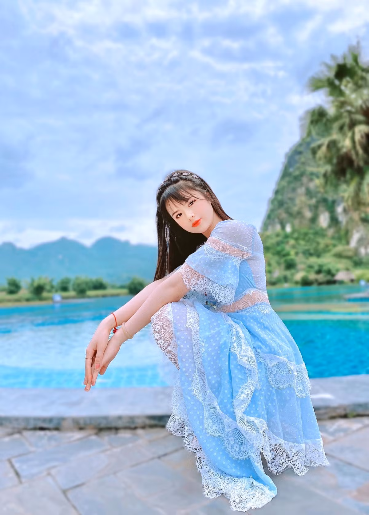 Nhờ chăm chỉ luyện tập và ăn uống khoa học nên Hà Đan giữ được sắc vóc tươi trẻ, tự tin chinh phục các phong cách táo bạo mà hiếm "nấm lùn" nào dám thử. Ảnh: FBNV