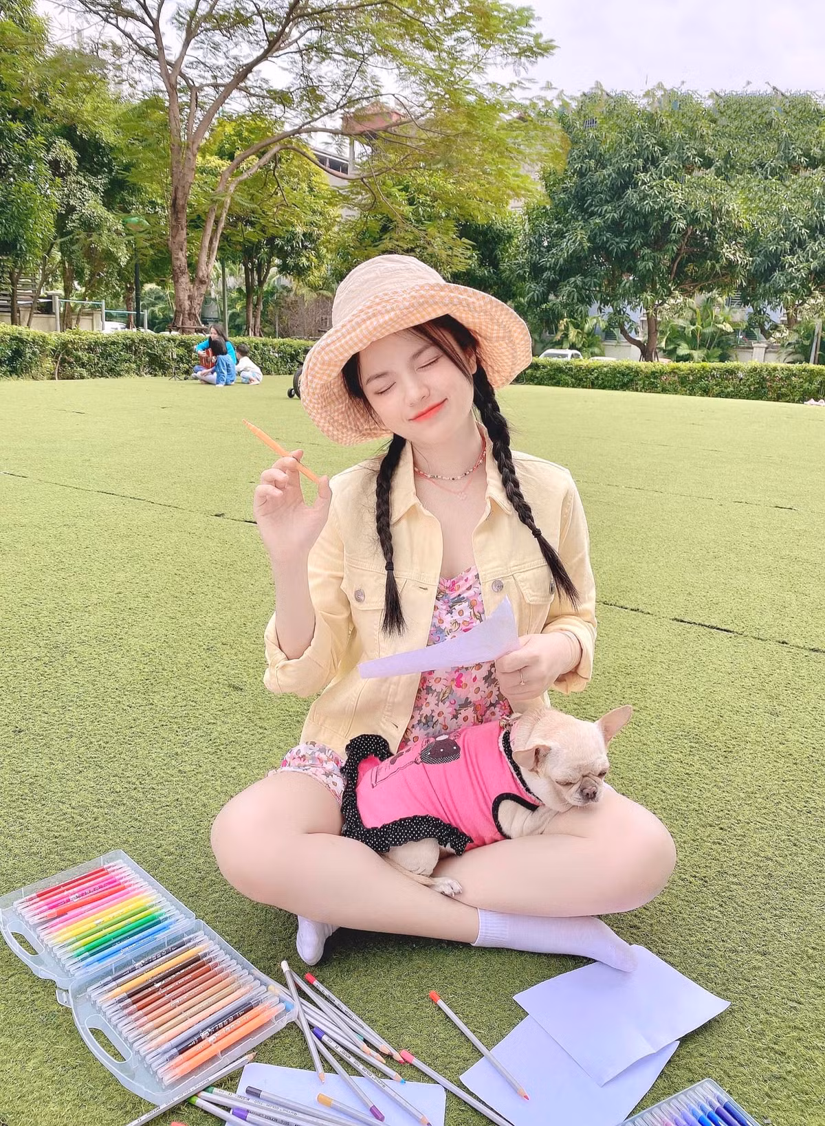 Những hình ảnh trên trang cá nhân của Hà Đan khiến netizen ngỡ ngàng bởi nhan sắc hack tuổi, cô gái 9x này ngày càng trẻ trung, xinh xắn.