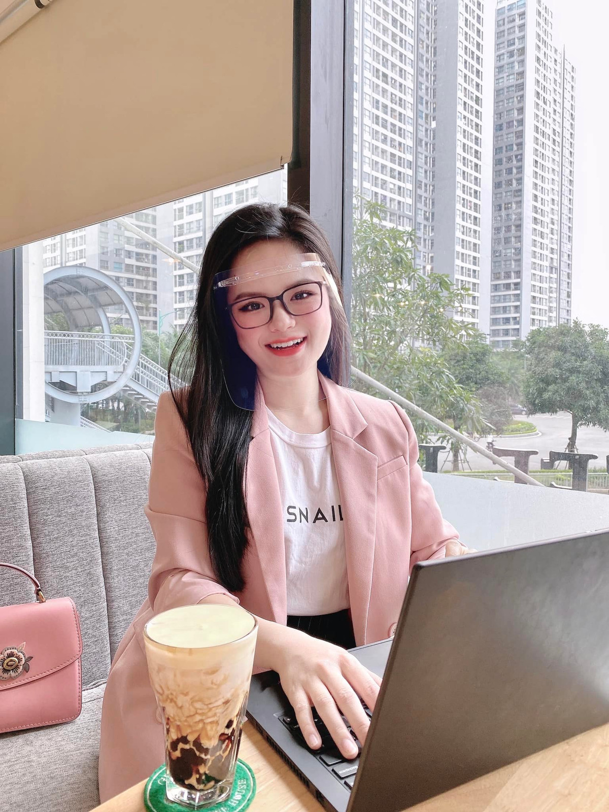 Sở hữu gương mặt baby xinh xắn, đáng yêu nhưng nữ MC VTV này lại có chiều cao khá khiêm tốn chỉ 1,50m.